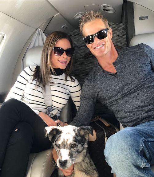 Paige Press im Flugzeug mit Alec Musser